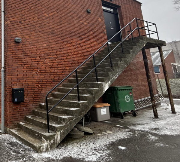 Oppudsning af betontrappe