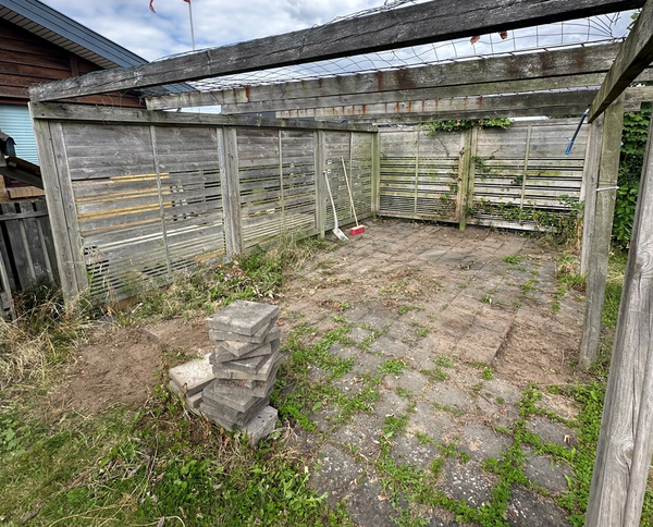 Hegn, overdækning og træterrasse