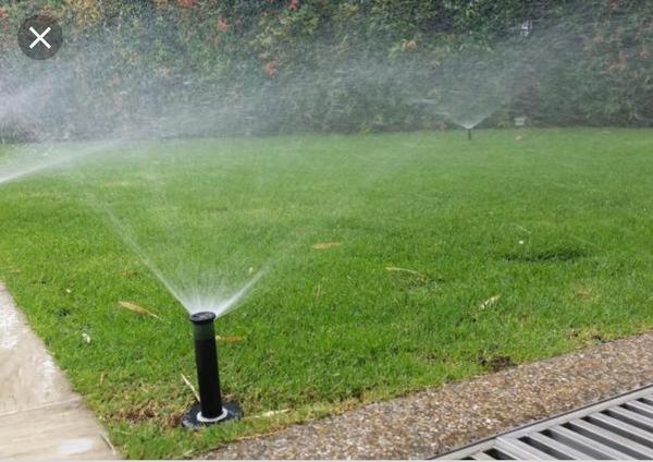 Sprinkleranlæg og robotplæneklipper