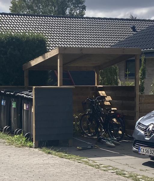 Bygning af cykelskur med fast tag og tagrende