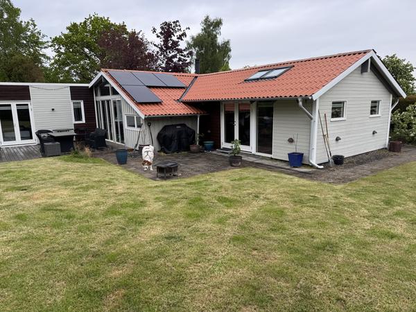 Maling af halvdelen af træsommerhus