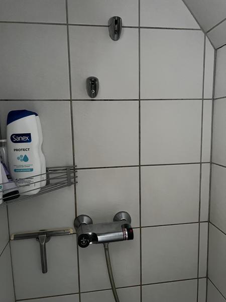 Installation af væghængt toilet mm.