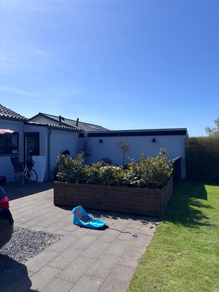 Tilbygning og overdækket terrasse