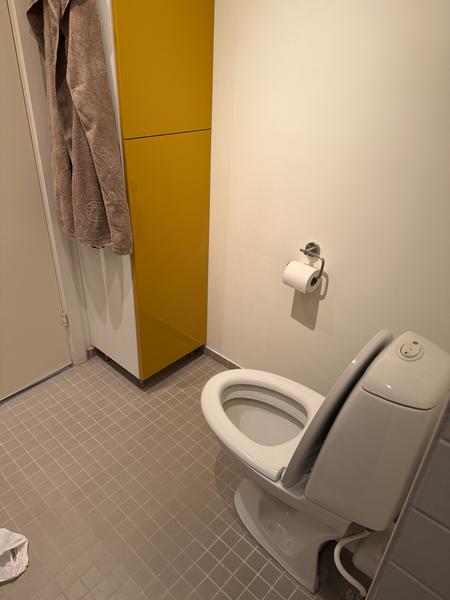 Installation af væghængt toilet m.m.