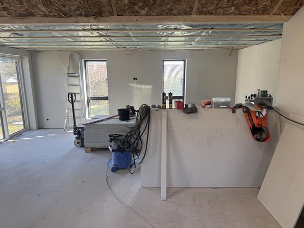 Spartling, opsætning af filt & maling af hus