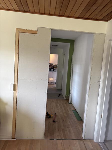 Spartel, glasfilt og maling efter vægflytning