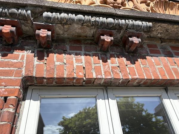 Udskiftning af fuger på facade og murerarbejde
