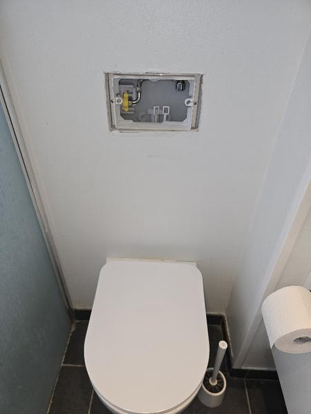 Udskiftning af toiletcisterne og håndvaskarmatur