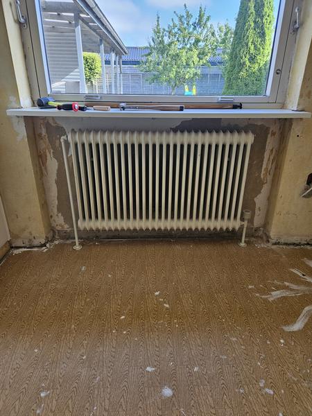 Nedtagning og propping af 4 fjernvarmeradiatorer