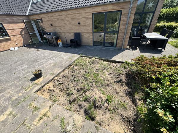 Omlægning og udvidelse af fliseterrasse