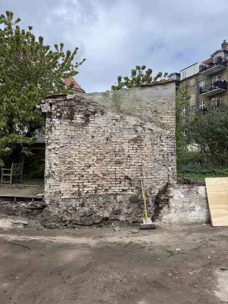 Oppudsning og maling af mur