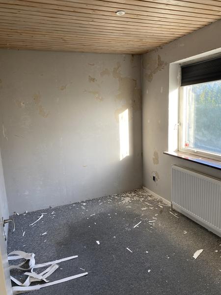 Fin spartling og opsætning af filt på vægge
