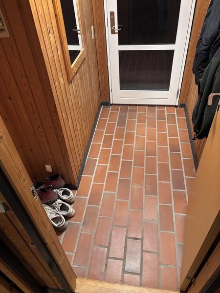 Lægning af fliser på badeværelse og entre