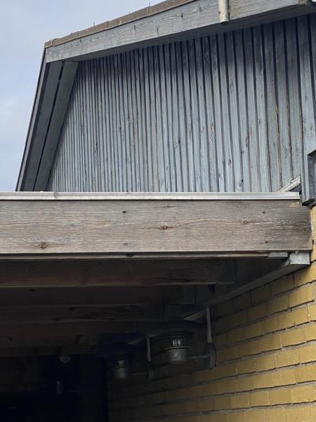 Ivarplank på gavle af hus