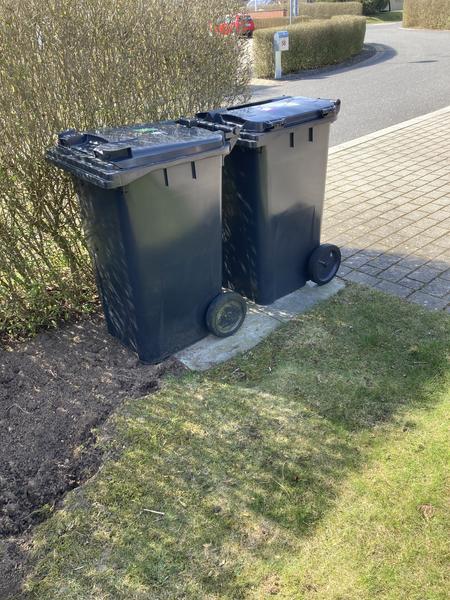 Lægge fliser til affaldscontainere