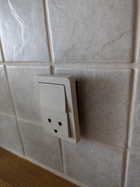 Udskiftning af loftspots og udbedring af kontakt