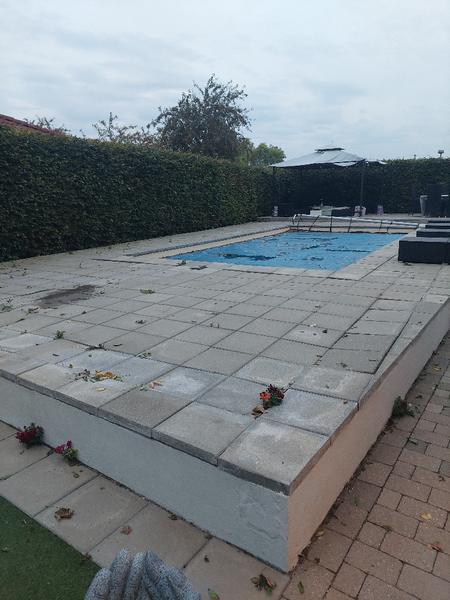 Opretning af betonfliser ved pool