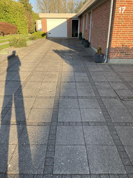 Ny indkørsel, parkeringsplads og terrasse