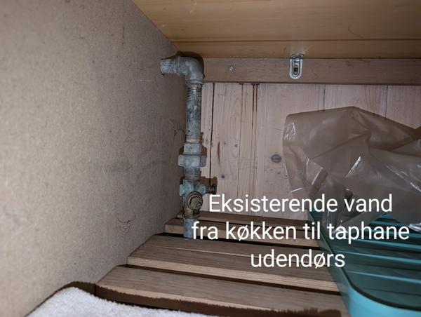 Trækning af vand fra køkken til skur