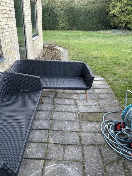 Flisebælægning af indkørsel og terrasser