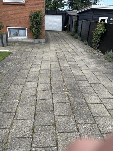 Udskiftning af fliser i indkørsel med underlag