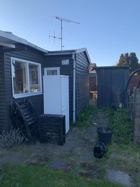 Tilbygning til kolonihavehus med tag og isolering