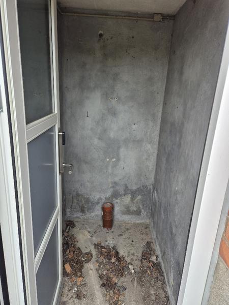 Montering af toilet og håndvask med koldtvandshane