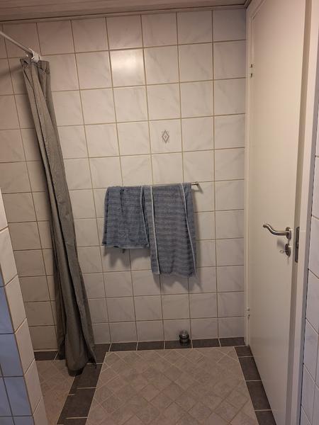 Lægning af fliser på badeværelse