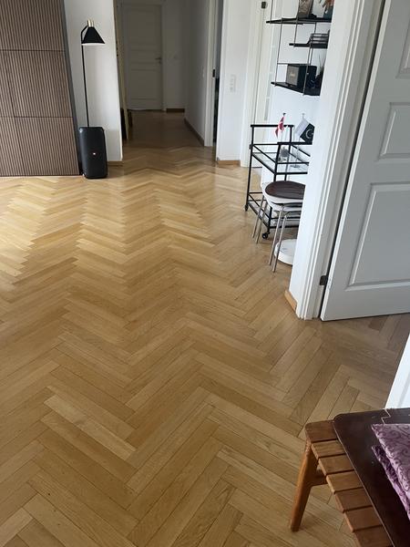 Slibning og lakering af sildebensparket