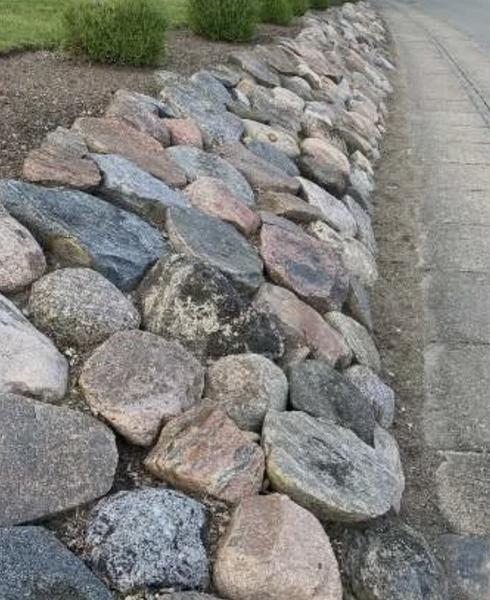 Opbygning af stengærde mod vej