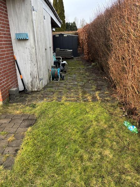 Flisebelægning i indkørsel og rundt om hus