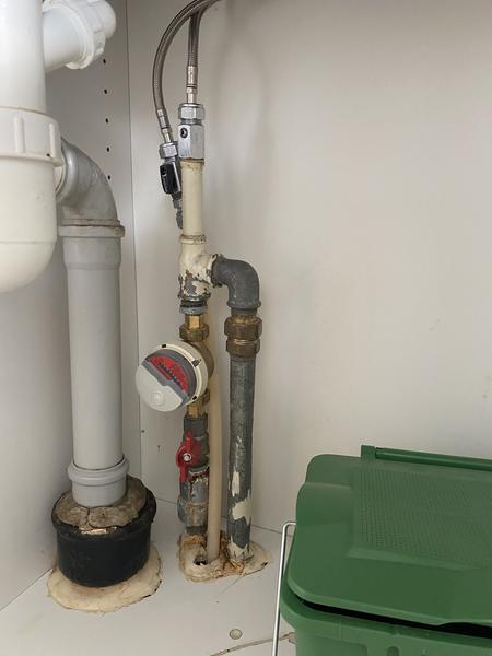 Installation under køkkenvask til vaskemaskine