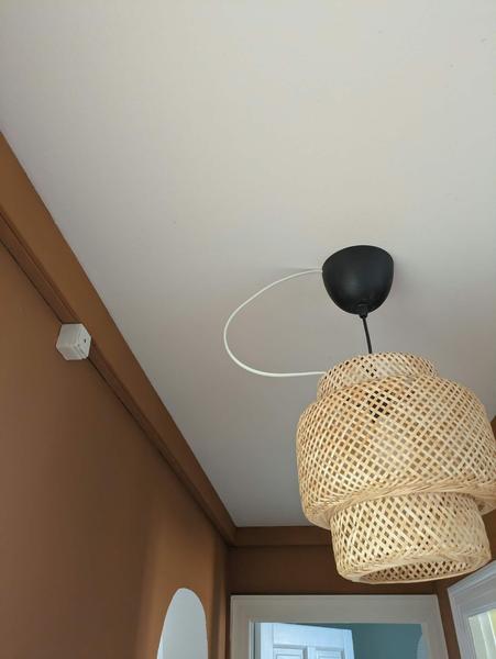 Fastgørelse af stikkontakter og montering af lampe