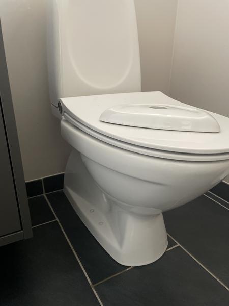 Montering af nyt toilet på badeværelse
