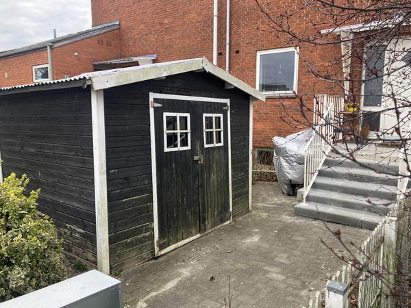 Opførelse af træ redskabsskur