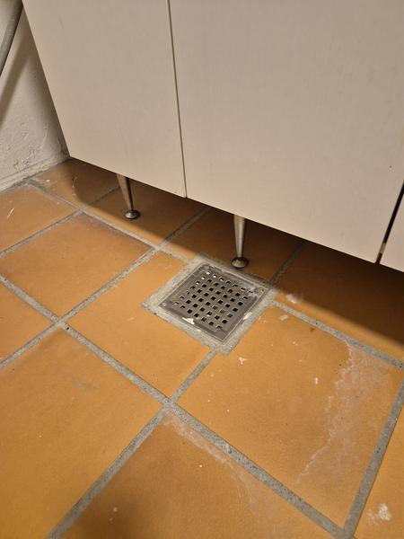 Installation af afløb med højvandslukke i kælder