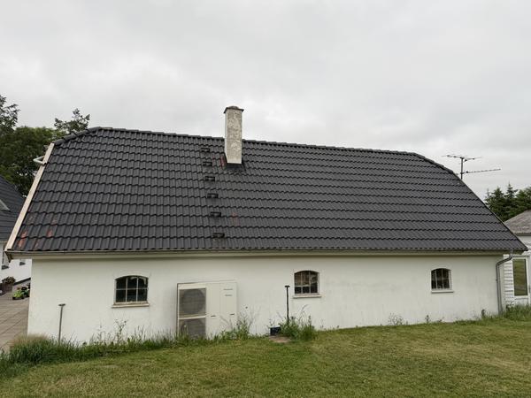 Rensning og maling af betontegltag