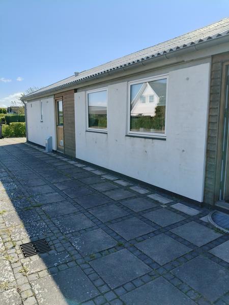 Rensning og maling af facade