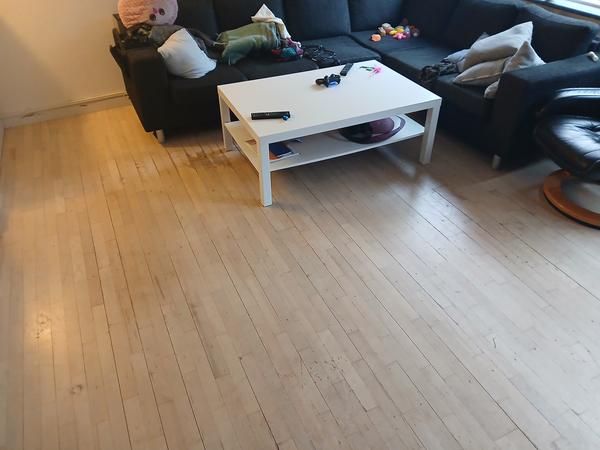 Lægning af klikgulv i stue og køkken