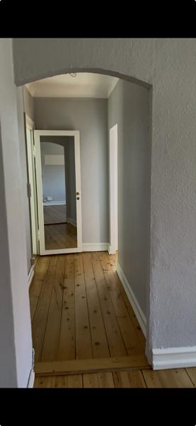Gulvslibning, malerarbejde og montering af dør