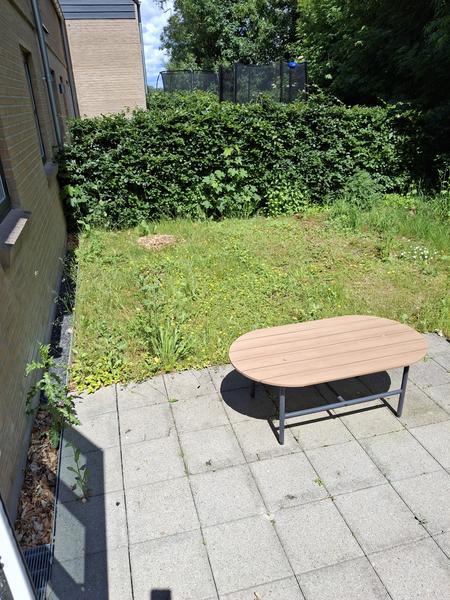Fjernelse af græsplæne og lægning af fliser