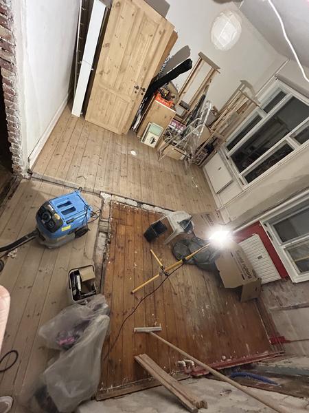 Lægning af nyt fyrretræsgulv i køkken