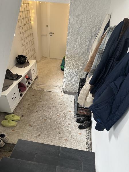 Lægning af fliser i kældergang